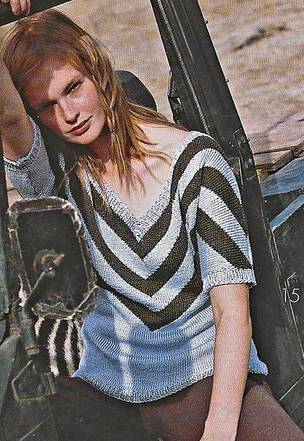 # 15 Pull bleu clair rayé olive
