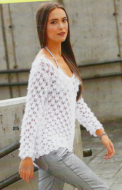 # 25 Pull blanc asymétrique