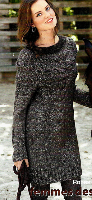 # 07 Robe avec empiècement torsadé