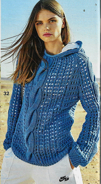 # 32 Pull à capuche bleu