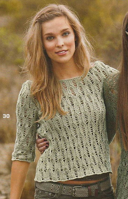 # 30 Pull vert olive en motif à trous