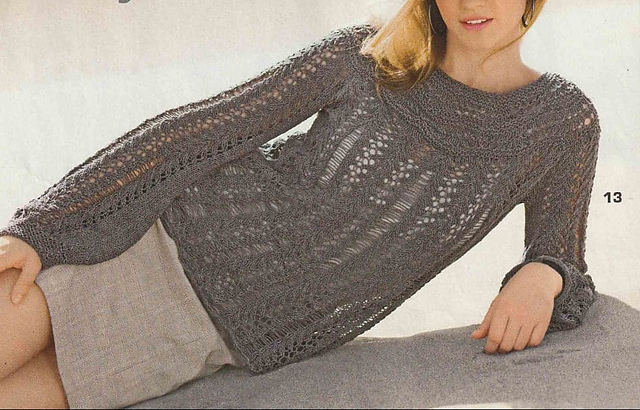 # 13 Pull gris à mailles lâchées