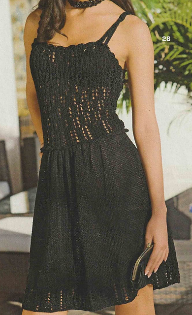 # 28 Robe noire à bretelles