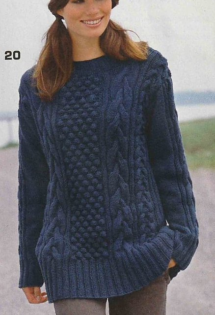 # 20 Pull bleu foncé à motifs