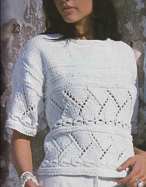 # 23 Pull blanc à motifs