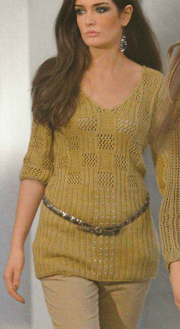 # 53 Pull long orné de pierres de strass