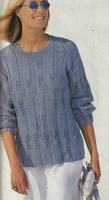 # 12 Pull bleu à motifs