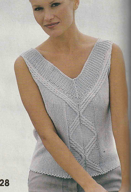 # 28 Pull gris-bleu à bandes de losanges