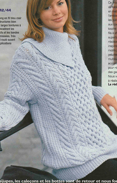 # 01 Pull bleu clair à motifs