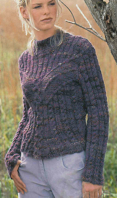 # 13 Pull à motifs torsadés en violet chiné
