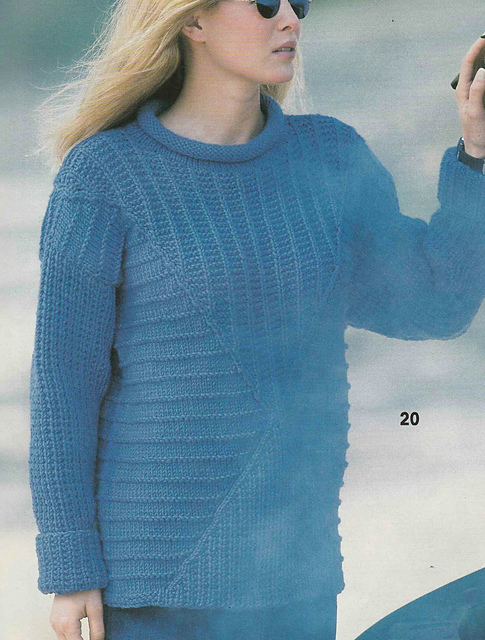 # 20 Pull bleu à motif structuré
