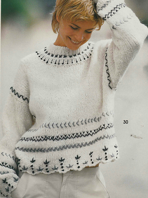 # 30 Pull écru avec broderies