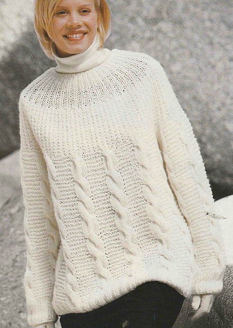 # 03 Pull écru à torsades et plastron circulaire