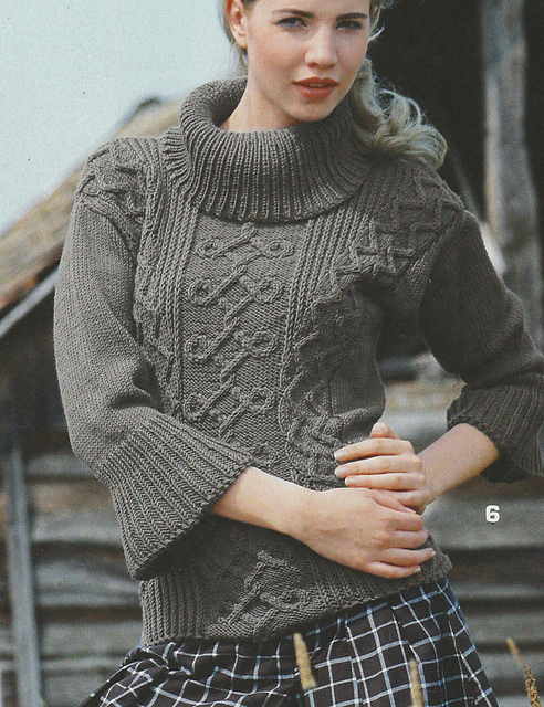 # 06 Pull gris foncé à torsades entrelacées