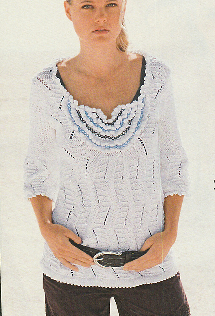 # 26 Pull blanc avec chaînette de noppes