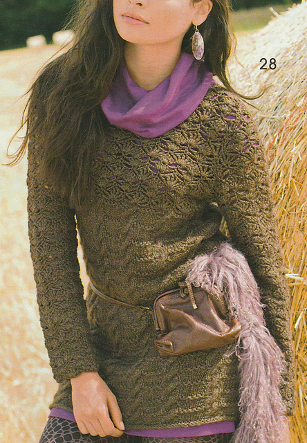 # 28 Pull brun avec patte au crochet