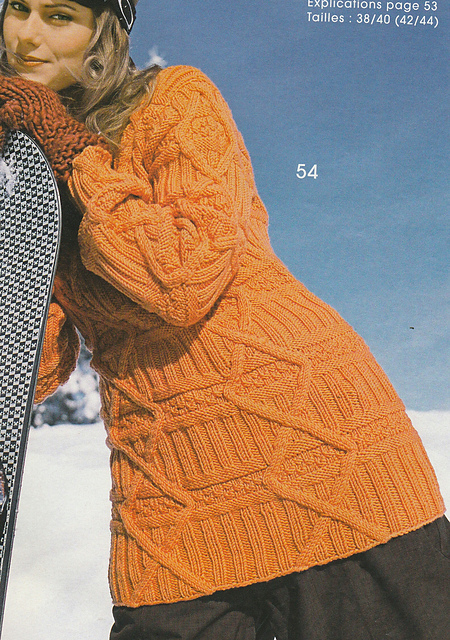 # 54 Pull orange en motif torsadé