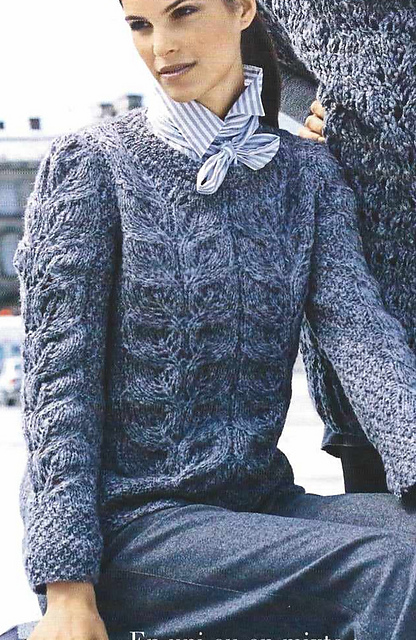 # 08 Pull gris motif à feuilles