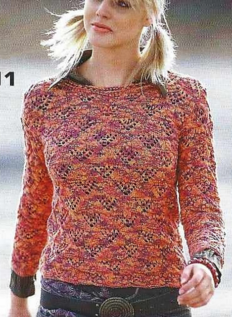 # 11 Pull orange chine à motifs