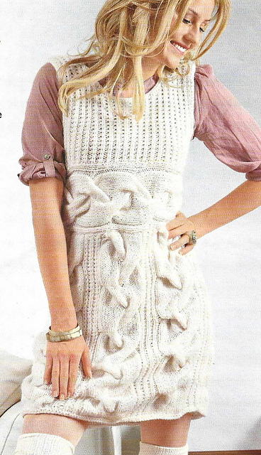 # 28 Robe cintrée avec taille torsadée
