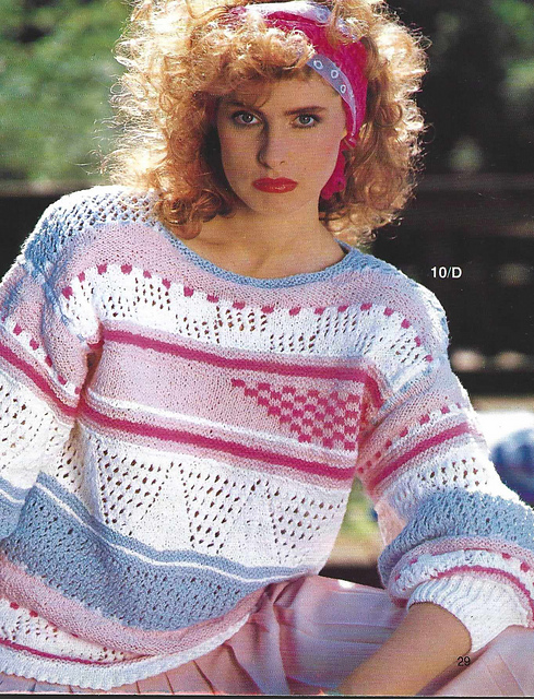 # 10 Pull à rayures et motif ajouré