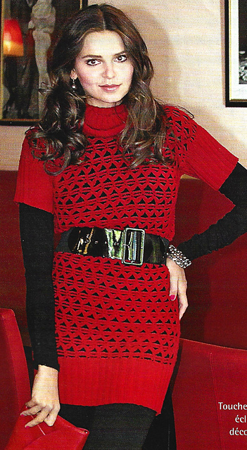 # 13 Pull rouge avec col