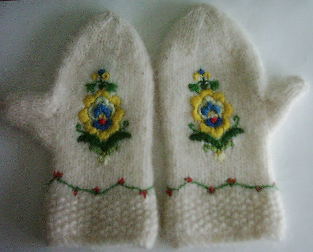 Rosesaum Mittens