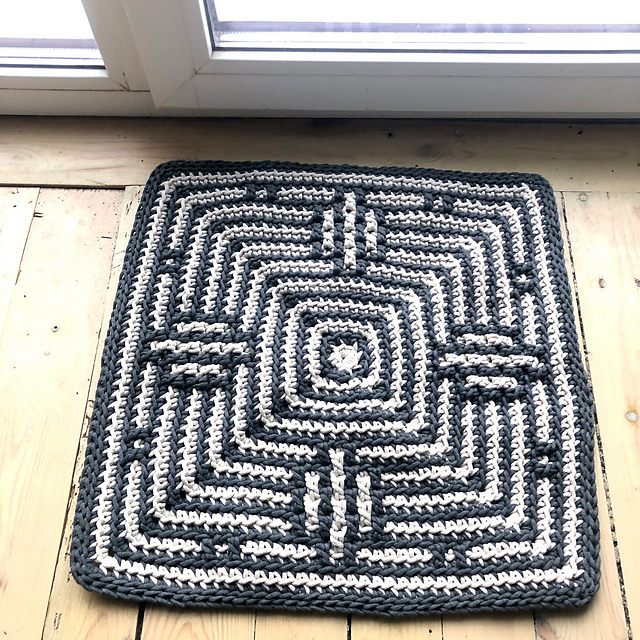 Mosaic Square Rug Circles