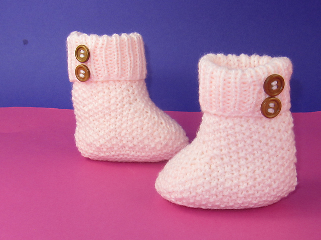 Easy Baby 2 Button Moss Stitch Booties
