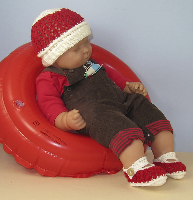 Baby 6 Stitch Lace Pattern Sandals and Beanie Set