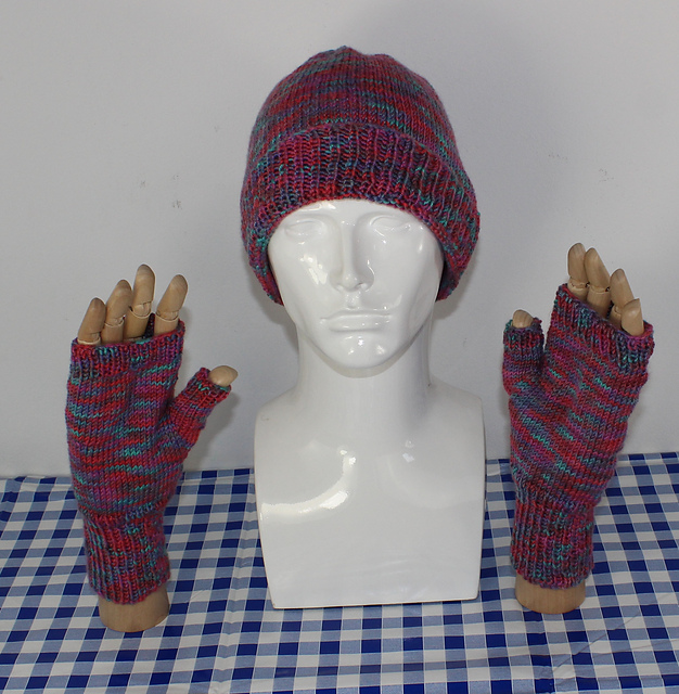 Beanie Hat & Fingerless Gloves Circular