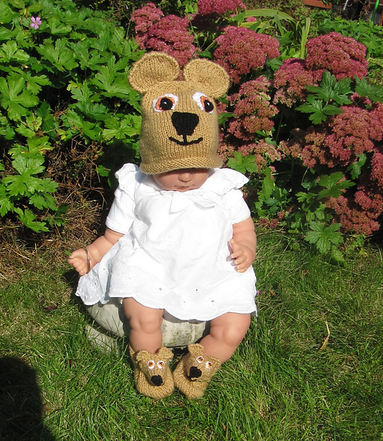 Teddy Bears Picnic Baby Beanie Hat and Booties (Bootees)