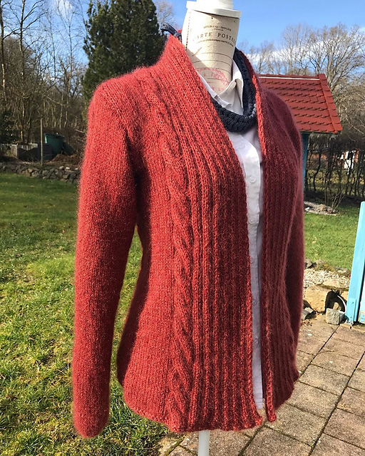 # 33 Cardigan mit Zopfstreifen und Schalkragen