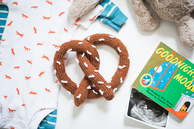 Pretzel Rattle