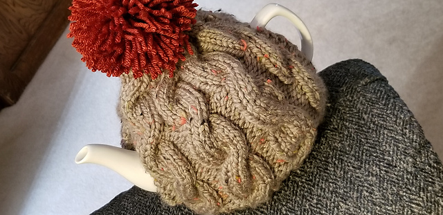 Chunky cable tea cosy