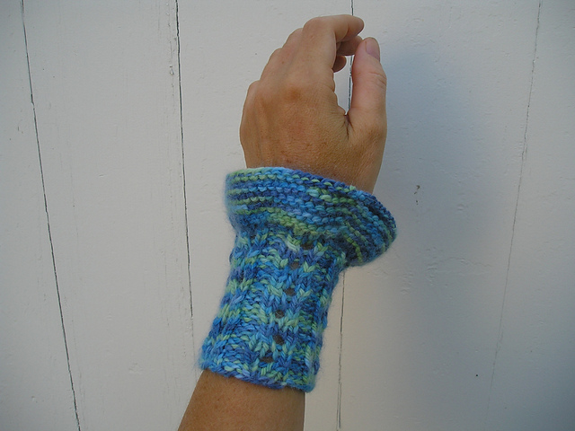 Eyelet Wristwarmers