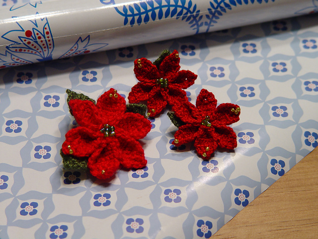 ponsetia brooch