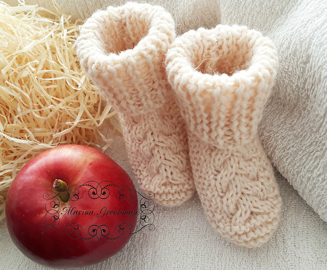 Baby booties with braid