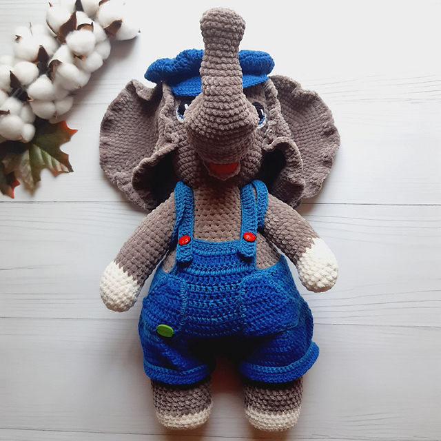 amigurumi elephant toy