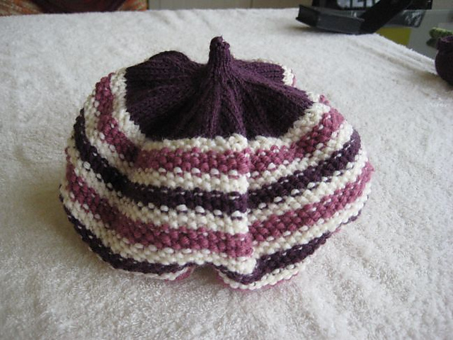 Baby girl hat in seed stitch