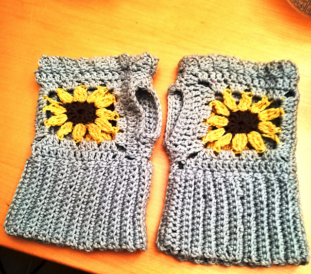 Sunflower fingerless mittens 2