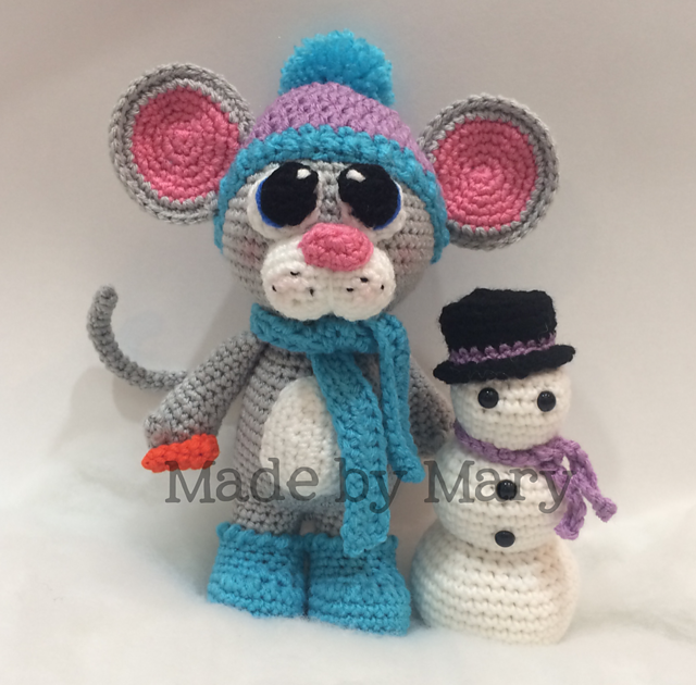 Mouse Amigurumi Building a Snowman