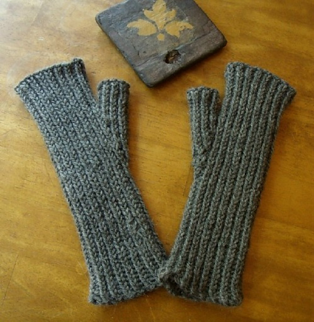 Ribbed Mitts with a Twist