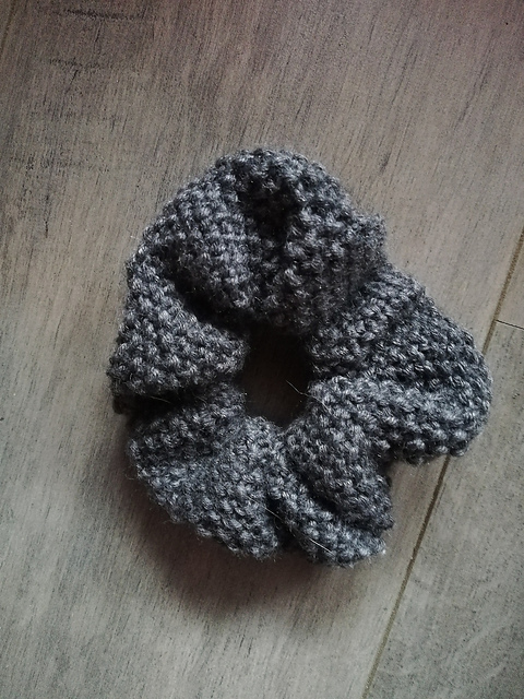 Scrunchie au point de riz / Seed stitch scrunchie