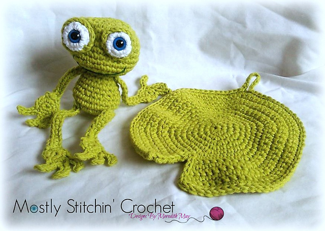 Frog bath toy and lily pad wash cloth