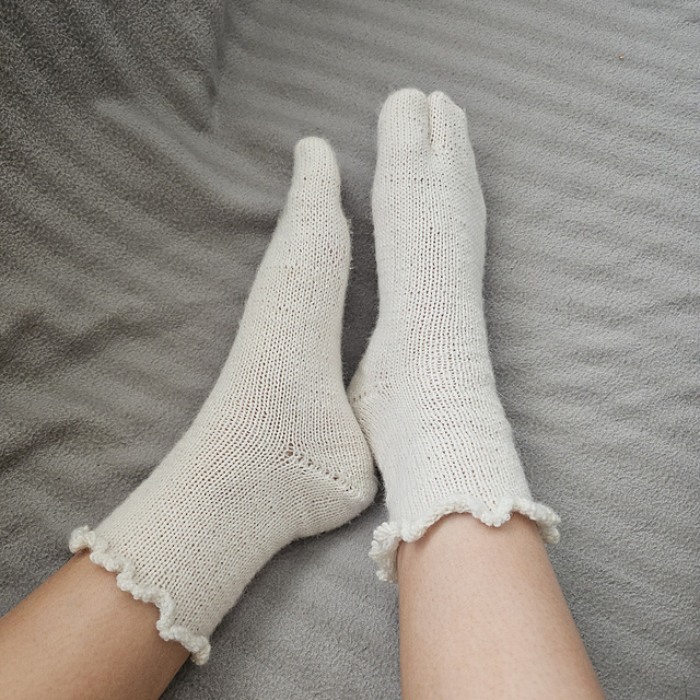 Tabi Ruffle Socks