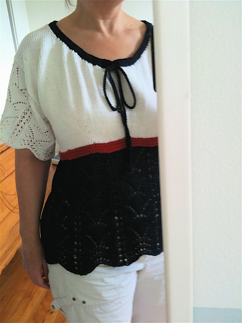 # 48 Pulli mit rotem Streifen
