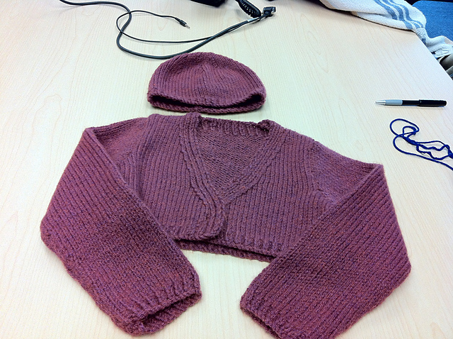 16 - Mini gilet et bonnet