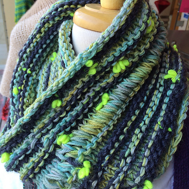 Pavone Cowl