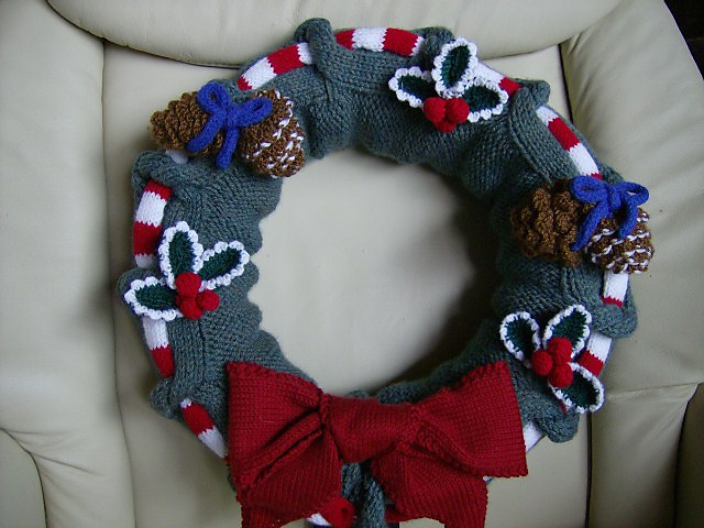Cabled Christmas Wreath + Tree Trims